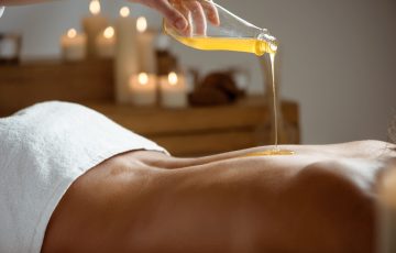 honey-pouring-woman-s-naked-back-spa-salon-1-min-scaled
